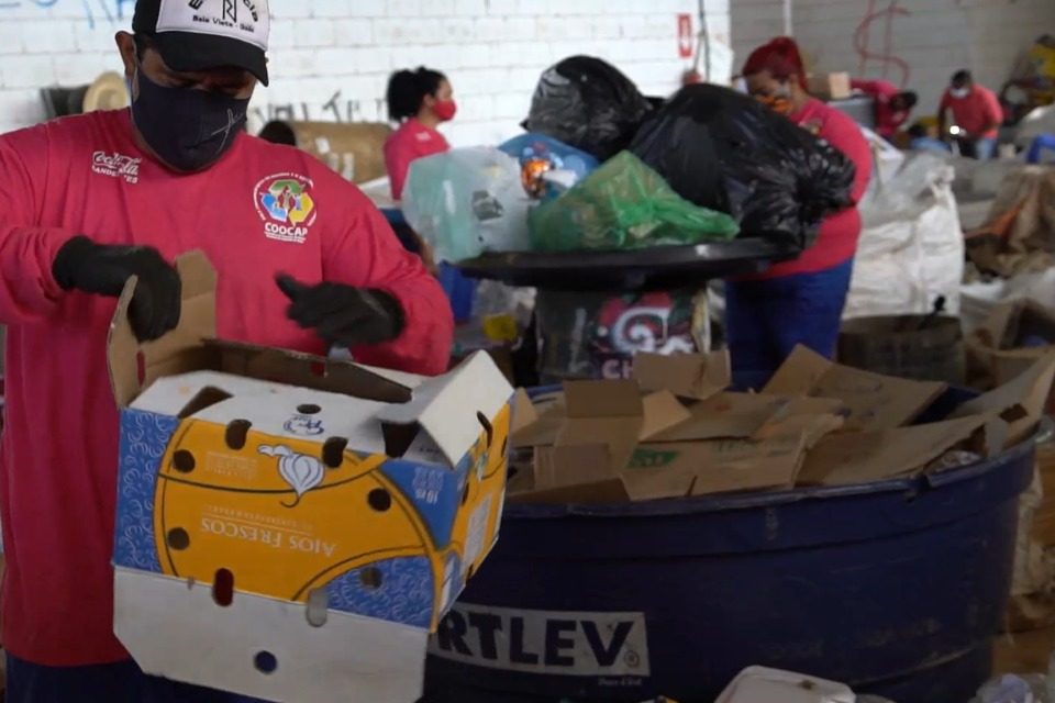 Catadores fazendo a separação de material em Aparecida (Foto: Paulo Rodrigo/SecomAparecida)