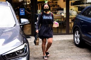 Maraisa é fotografa saindo de salão de beleza em São Paulo; fotos