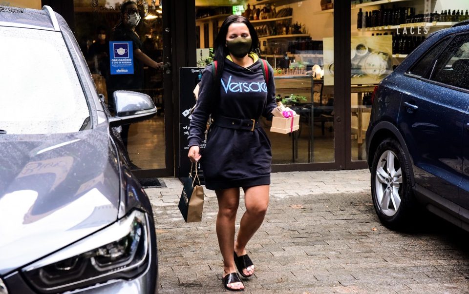 Maraisa é fotografa saindo de salão de beleza em São Paulo; fotos