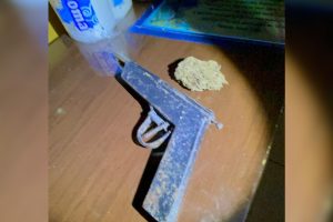 Vídeo de criança com arma leva à prisão de cinco suspeitos de tráfico