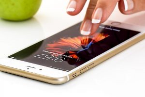 Mulher envia foto nua por engano para funcionários que pretendia contratar