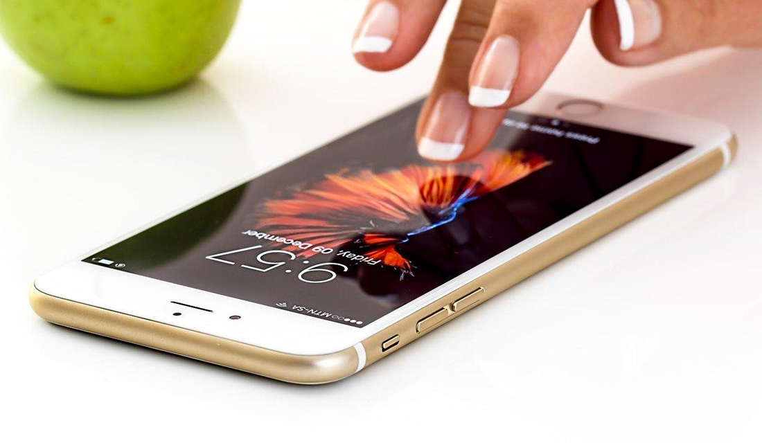 Mulher envia foto nua por engano para funcionários que pretendia contratar