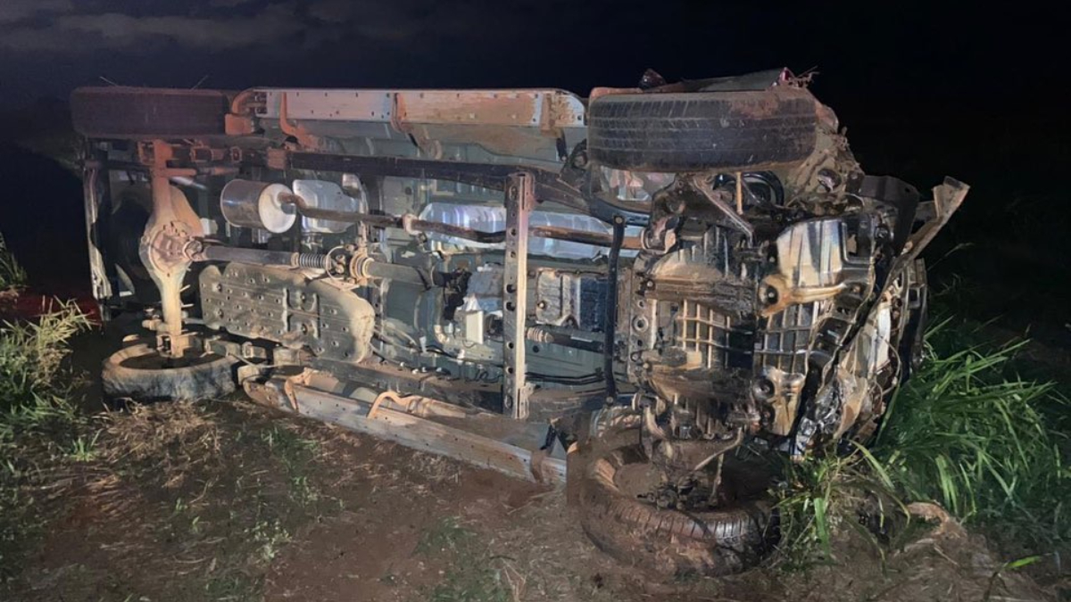 Colisão entre caminhonetes deixa dois adultos e uma criança feridos, na GO-174 (Foto: Reprodução)