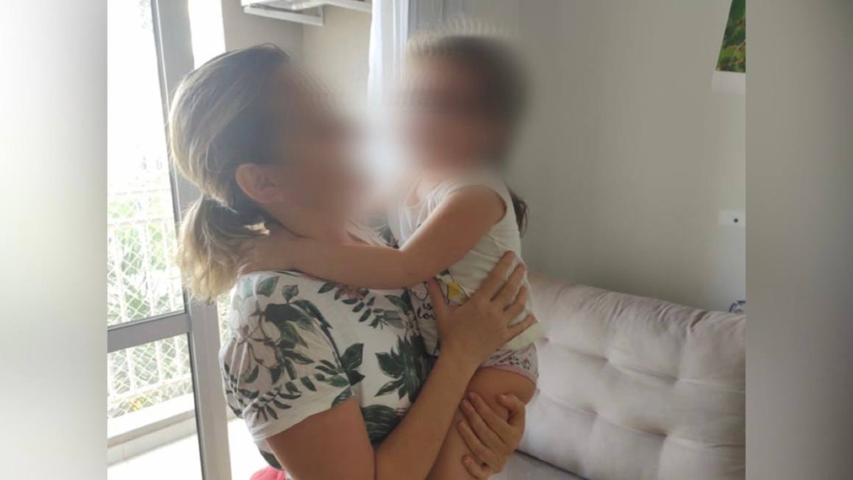 A menina de 3 anos entrou no quarto e se trancou sozinha, mas não conseguia destrancar e ninguém conseguia ajudá-la A menina de 3 anos entrou no quarto e se trancou sozinha, mas não conseguia destrancar e ninguém conseguia ajudá-la