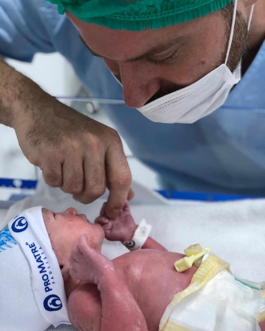 Nasce filho do cantor sertanejo Marlon