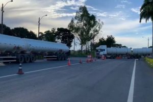 Polícia apreende carga irregular de combustível avaliada em cerca de R$ 400 mil (Foto: Reprodução/PRF)