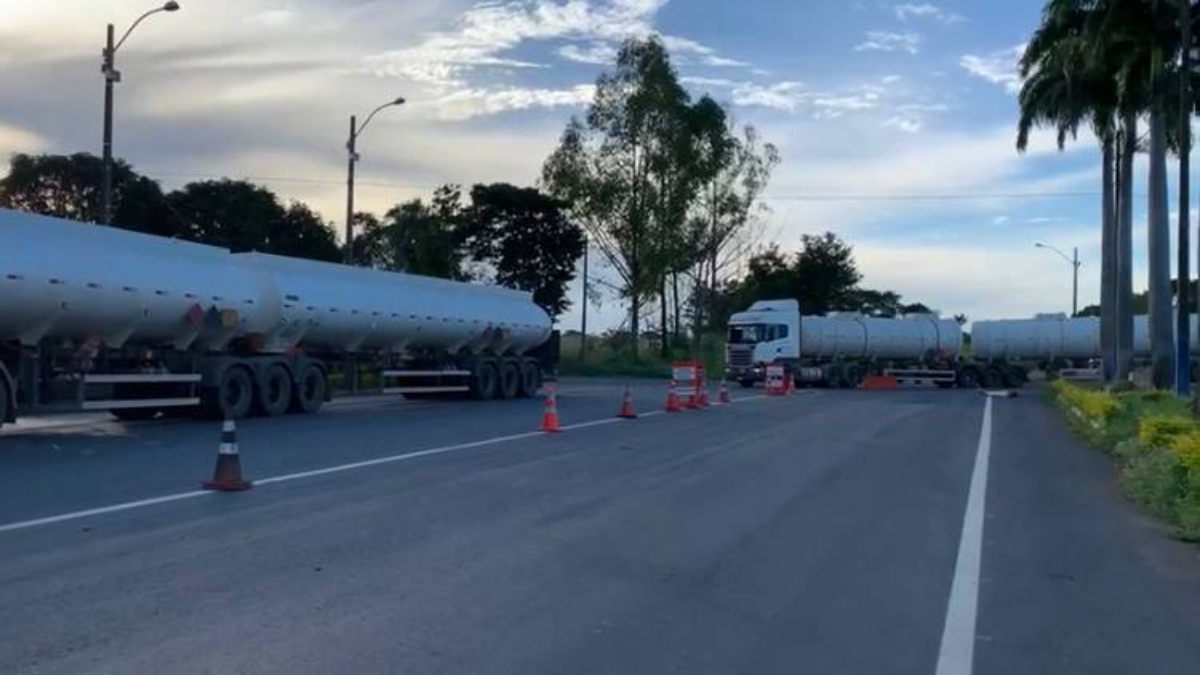 Polícia apreende carga irregular de combustível avaliada em cerca de R$ 400 mil (Foto: Reprodução/PRF)