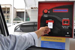 Justiça condena shopping a indenizar clientes que tiveram carro arrombado dentro do estacionamento