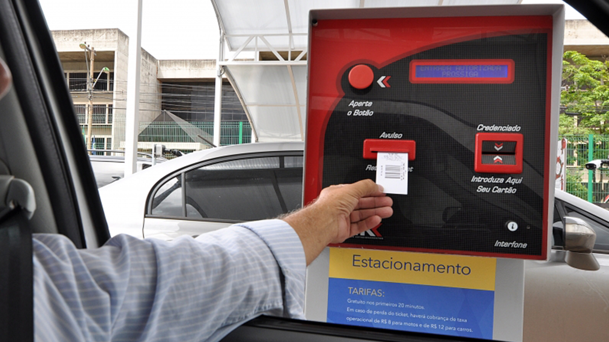 Justiça condena shopping a indenizar clientes que tiveram carro arrombado dentro do estacionamento