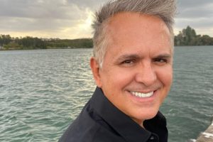 Orlando Morais realiza live solidária em homenagem ao Dia do Enfermeiro