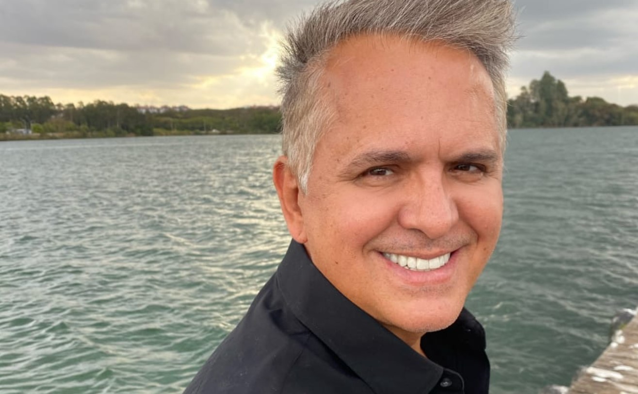 Orlando Morais realiza live solidária em homenagem ao Dia do Enfermeiro