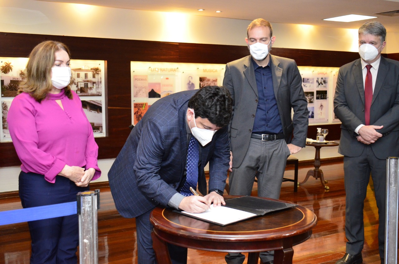 Secretários Adriano Rocha Lima (ao centro) e Fátima Gavioli assinam o projeto (Foto: Governo de Goiás)