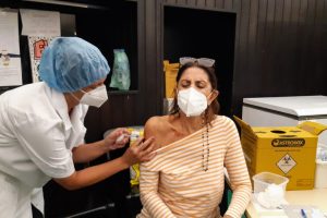 Famosos tomam segunda dose da vacina contra novo Coronavírus