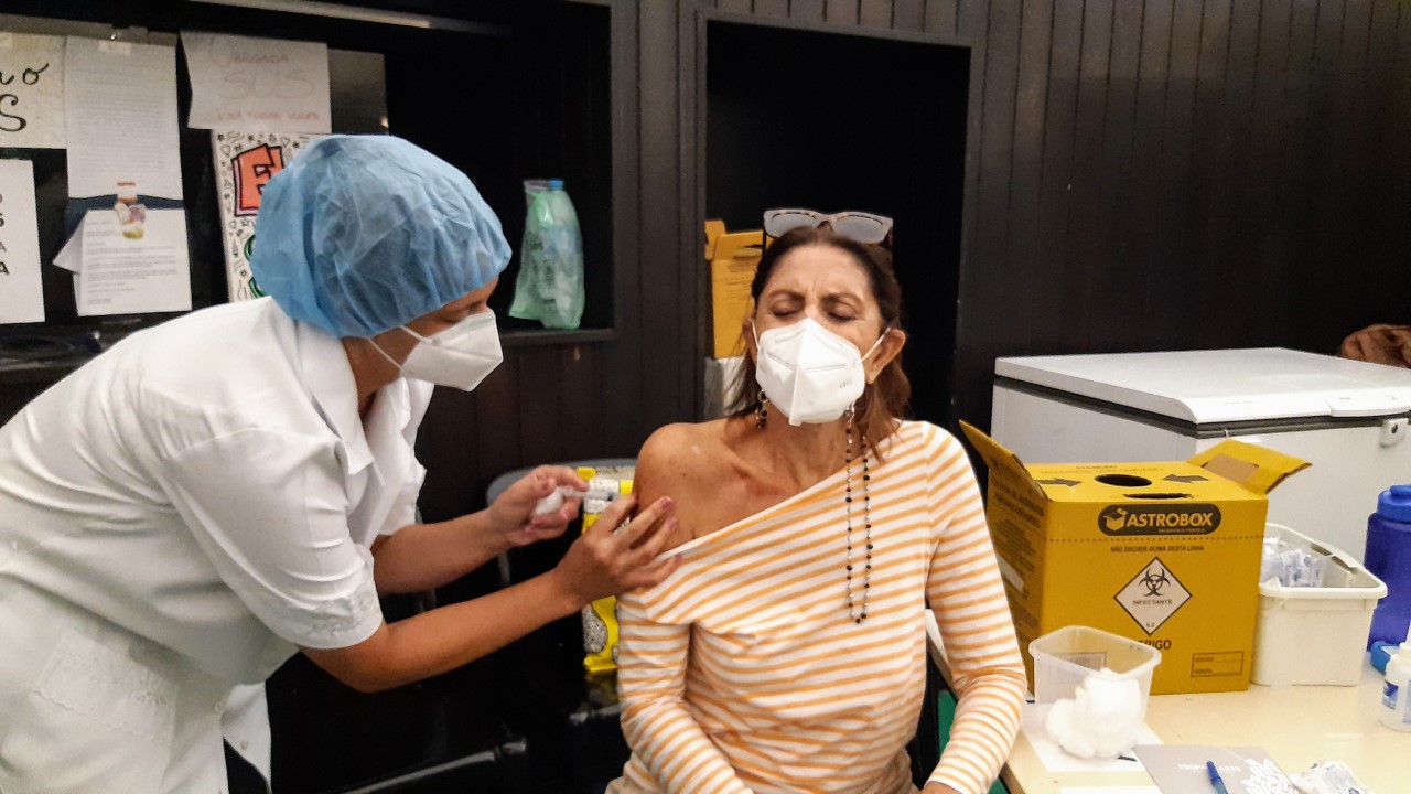 Famosos tomam segunda dose da vacina contra novo Coronavírus