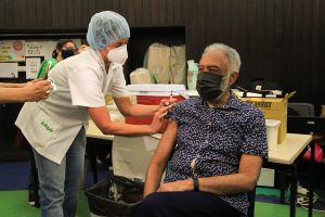 Famosos tomam segunda dose de vacina contra Covid-19