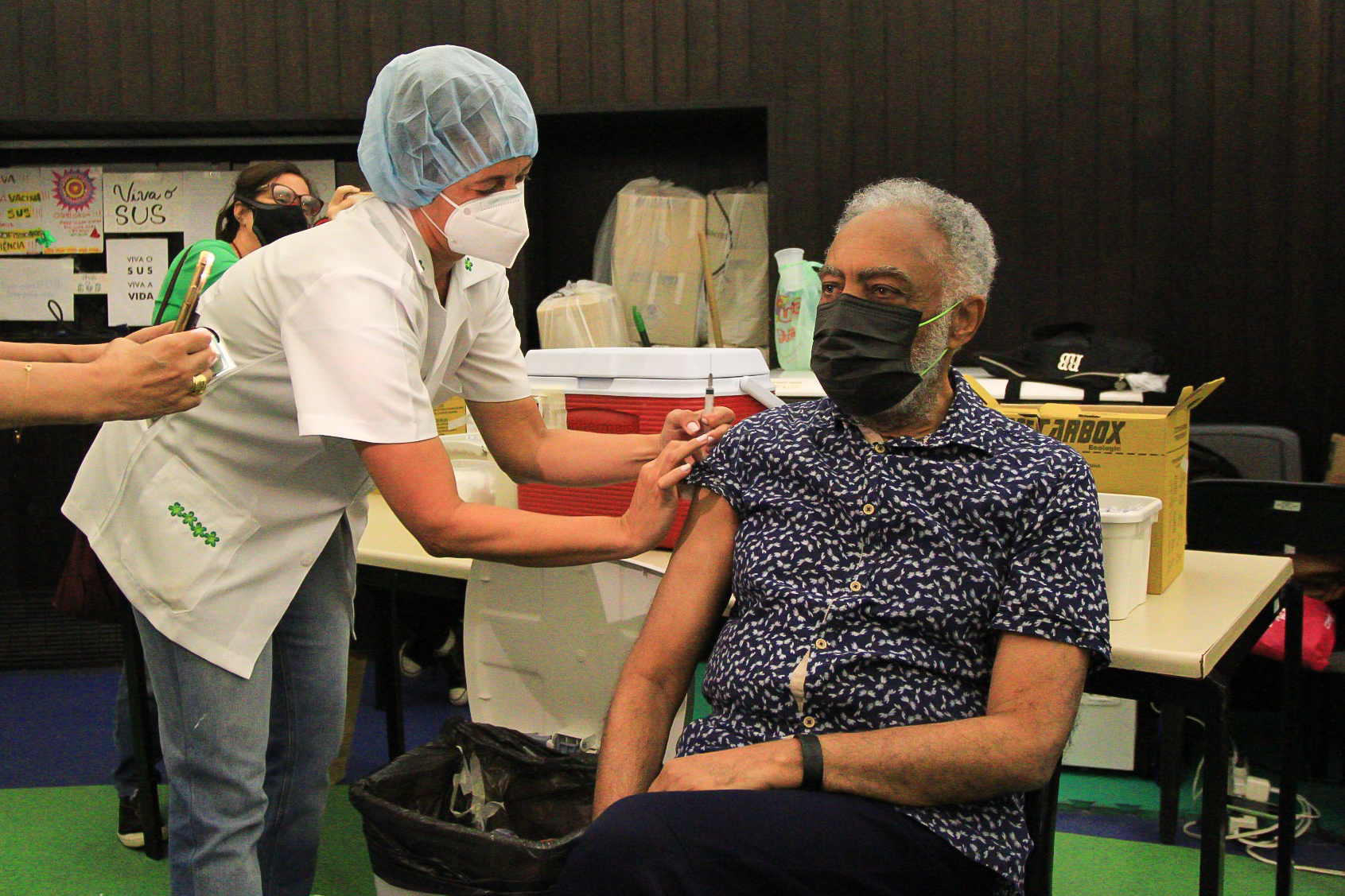 Famosos tomam segunda dose de vacina contra Covid-19