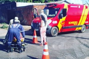 Após colisão, motorista de carro foge e deixa duas pessoas feridas em Formosa