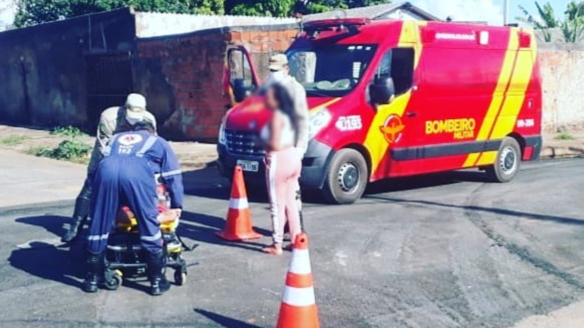 Após colisão, motorista de carro foge e deixa duas pessoas feridas em Formosa