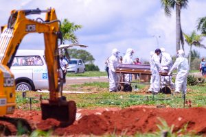Prioridade para coveiros e agentes funerários na vacinação também está na pauta