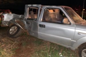 Colisão entre caminhonetes deixa dois adultos e uma criança feridos, na GO-174 (Foto: Reprodução)