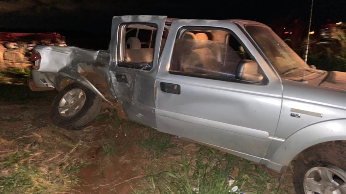 Colisão entre caminhonetes deixa dois adultos e uma criança feridos, na GO-174 (Foto: Reprodução)