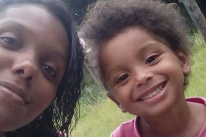 Criança morta pela madrasta e mãe era obrigada a comer comida estragada