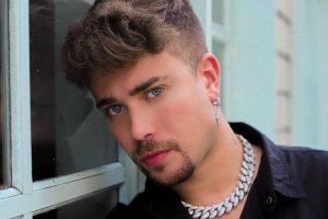 Ex de Viih Tube é criticado por simular sexo com gato