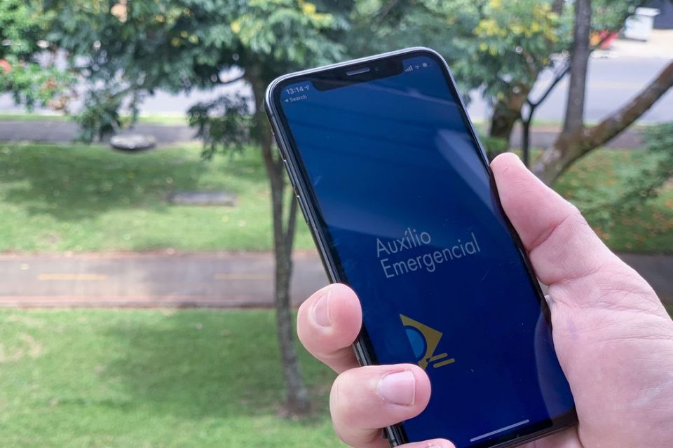 Caixa paga a primeira parcela do novo auxílio para nascidos em maio