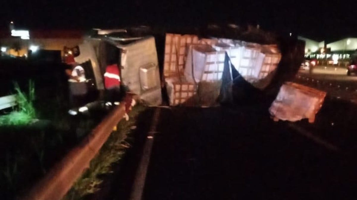 Caminhoneiro fica preso em ferragens após capotamento e morre na BR-060 (Foto: Reprodução)