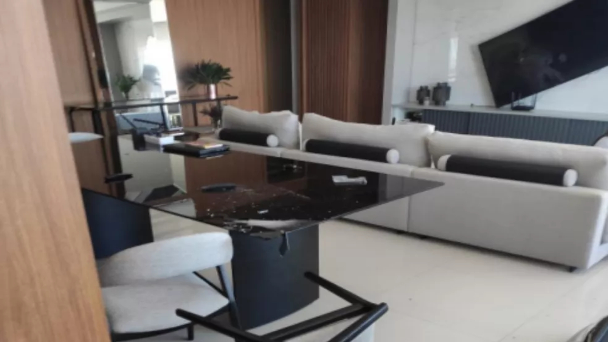 Revoltado com morte de cadela, homem agride esposa e quebra carro de luxo dela