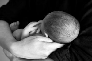 Com o auxílio de um policial militar, uma moradora da zona rural de Mineiros conseguiu salvar um recém-nascido que havia se engasgado com leite materno. (Foto ilustrativa: Pixabay)