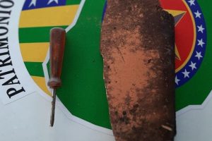 Homem é preso suspeito de agredir esposa com pedaço de telha e chave de fenda