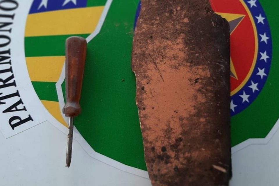 Homem é preso suspeito de agredir esposa com pedaço de telha e chave de fenda