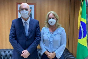 O ministro da Educação, Milton Ribeiro, ao lado da nova presidente da Capes, Claudia Mansani Queda de Toledo - Milton Ribeiro no Twitter