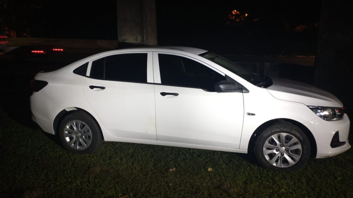 O caso aconteceu na madrugada desta terça-feira (13), depois de uma denúncia anônima informando que havia um carro roubado escondido em um estacionamento de um hotel da capital (Foto: Divulgação/Polícia Militar)