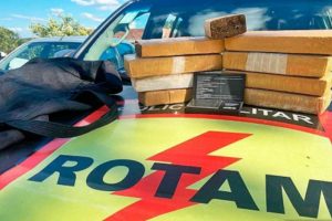 Um homem, de 41 anos, foi preso suspeito de enterrar uma mala de drogas em um lote baldio, em Aparecida de Goiânia. (Foto: divulgação/PM)