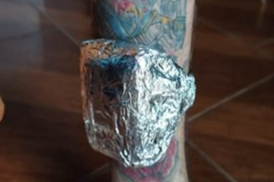 Com a ajuda da Polícia Militar, a Polícia Civil prendeu na segunda-feira (26) L.A.D.C, por tráfico de drogas e receptação em Ceres. Segundo investigações, ele burlava os sinais da tornozeleira eletrônica para cometer os crimes. - Suspeito burlava sinal da tornozeleira eletrônica para descumprir prisão domiciliar, diz a polícia