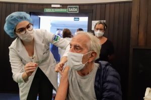 Famosos tomam segunda dose da vacina contra novo Coronavírus