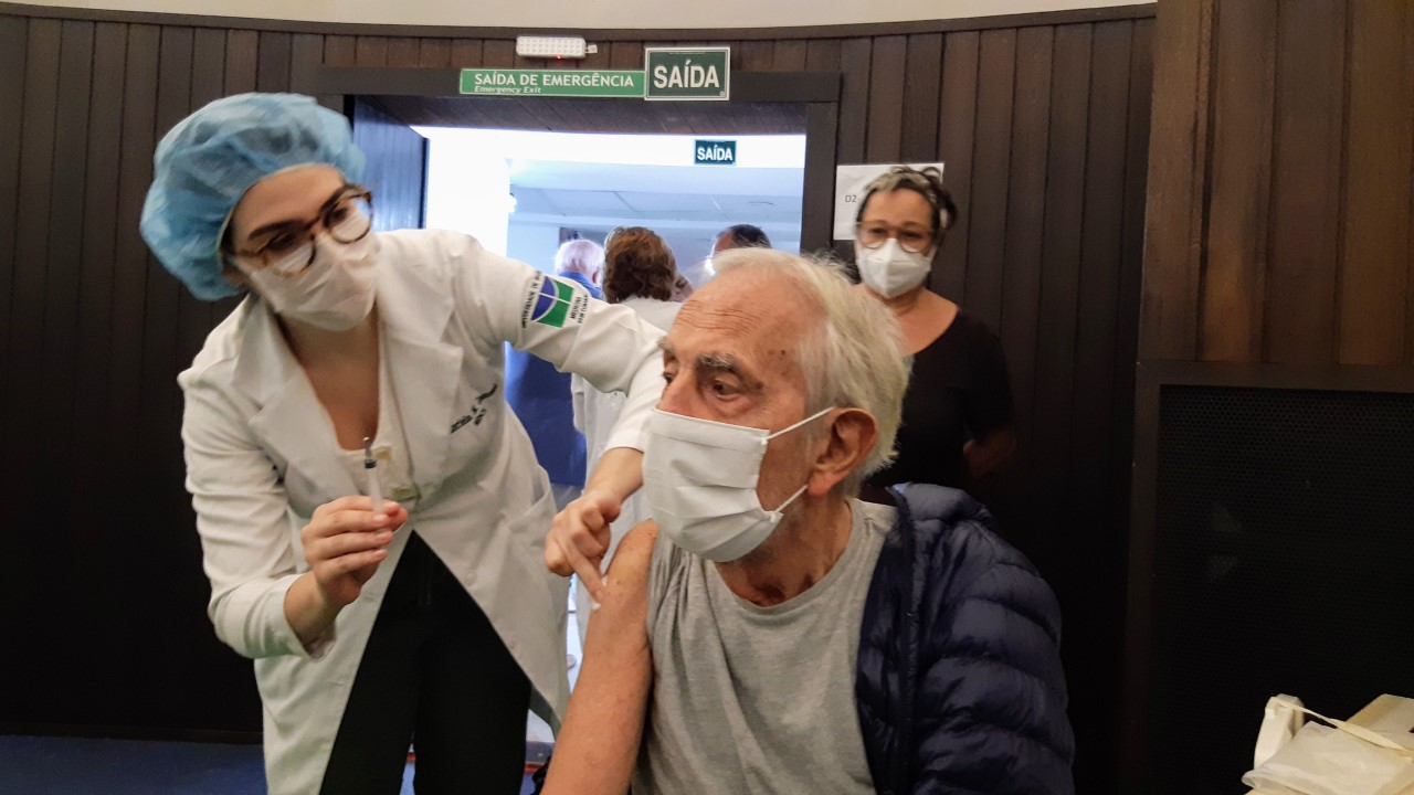 Famosos tomam segunda dose da vacina contra novo Coronavírus