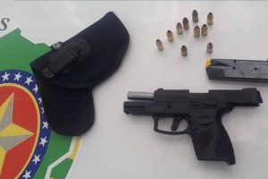A Polícia Militar prendeu um homem de 41 anos, suspeito de ameaçar com uma arma uma mulher, de 30, que é motorista por aplicativo durante uma discussão de trânsito