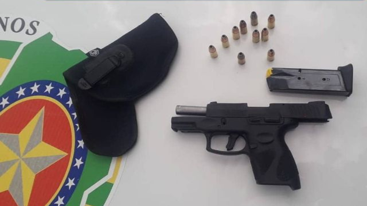 A Polícia Militar prendeu um homem de 41 anos, suspeito de ameaçar com uma arma uma mulher, de 30, que é motorista por aplicativo durante uma discussão de trânsito