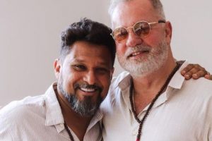 Marido de Luiz Fernando Guimarães comemora um ano da adoção dos filhos