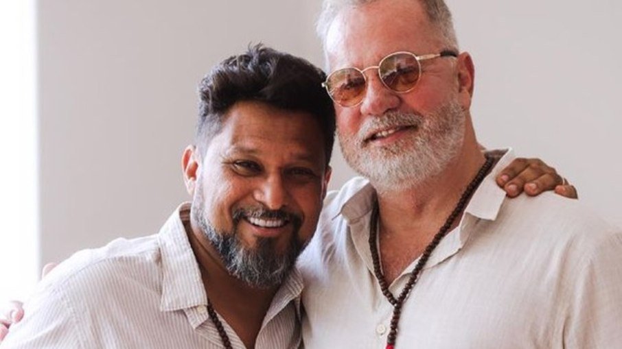 Marido de Luiz Fernando Guimarães comemora um ano da adoção dos filhos