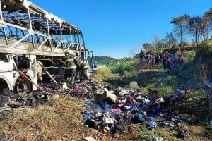 Bombeiros combatem fogo que atingiu ônibus em Nerópolis