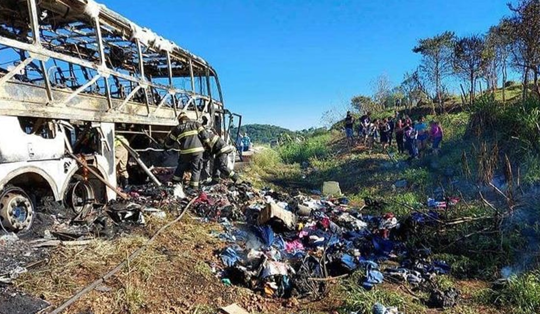 Bombeiros combatem fogo que atingiu ônibus em Nerópolis