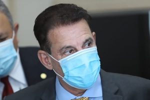 Internado desde segunda com Covid e dengue, Vanderlan recebe alta