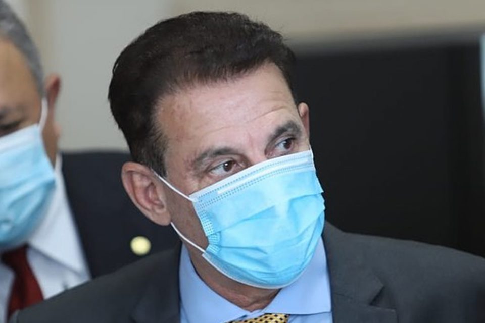 Internado desde segunda com Covid e dengue, Vanderlan recebe alta