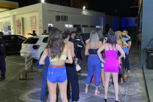 As equipes de fiscalização de Goiânia autuaram e interditaram 13 locais que descumpriram as normas do decreto municipal da capital. (Foto: divulgação/Prefeitura de Goiânia)