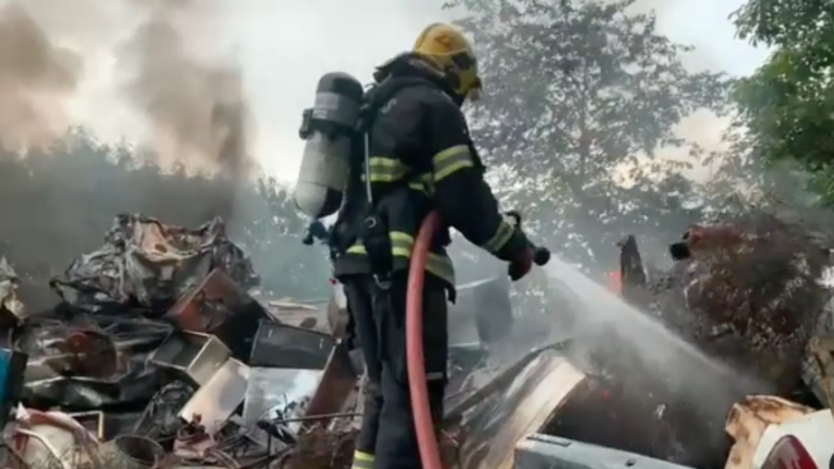 Um depósito de metais recicláveis pegou fogo, na tarde desta quarta-feira (7), no bairro Vila Quininha, na cidade de São Luís de Montes Belos (Foto e vídeo: Divulgação/Bombeiros)