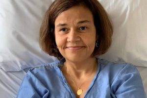 Atriz aposta que sua vida vai retomar à normalidade Claudia Rodrigues vende imóveis para pagar cirurgia de R$ 26 mi